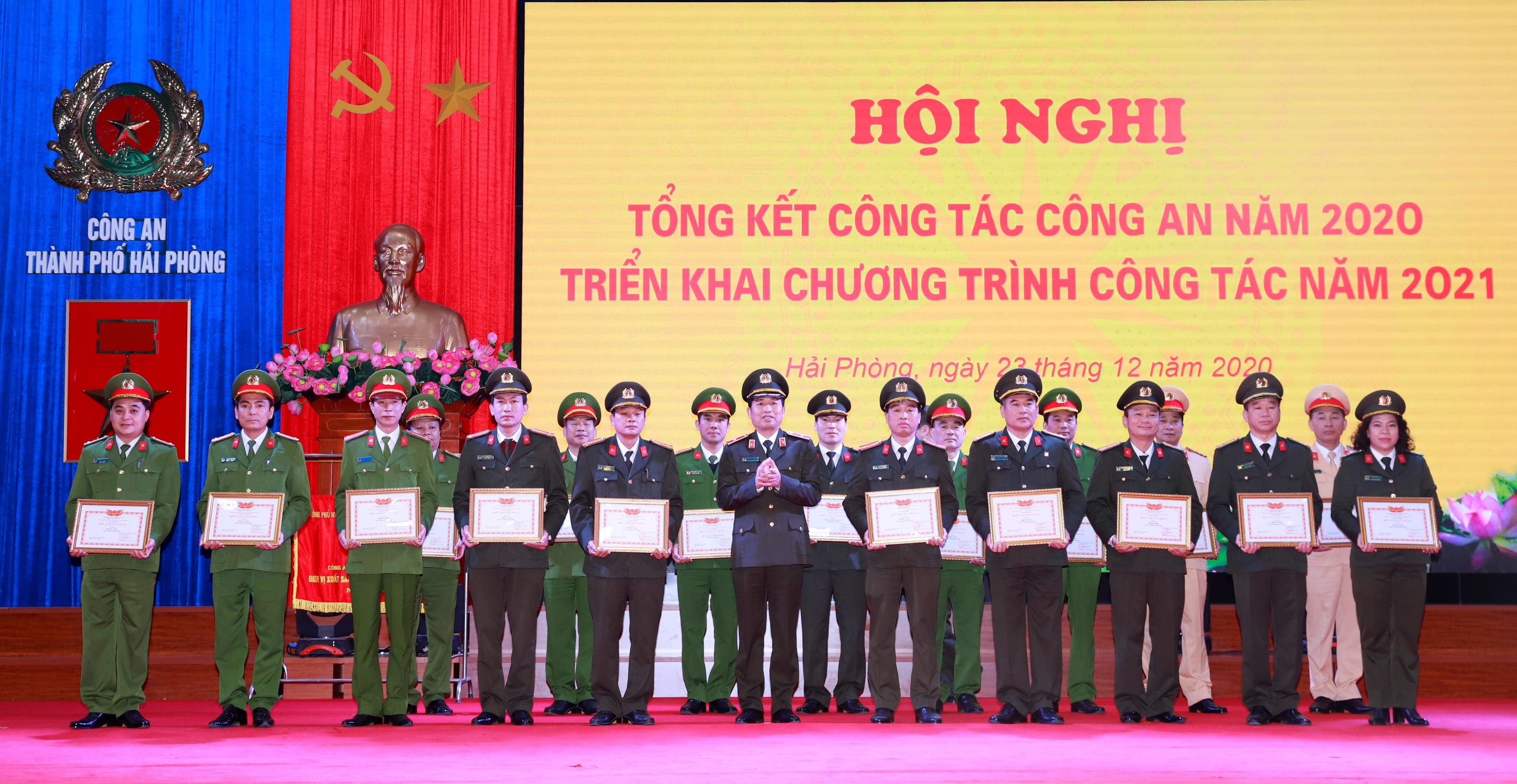 Thiếu tướng Vũ Thanh Chương - Giám đốc Công an thành phố trao danh hiệu đơn vị Quyết thắng năm 2020